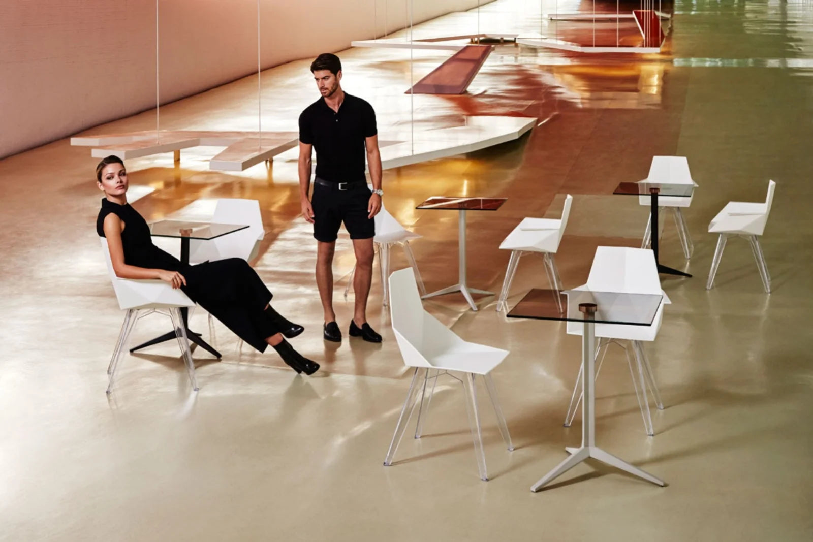 20035_Vondom_Stuhl_Transparent_Mood1