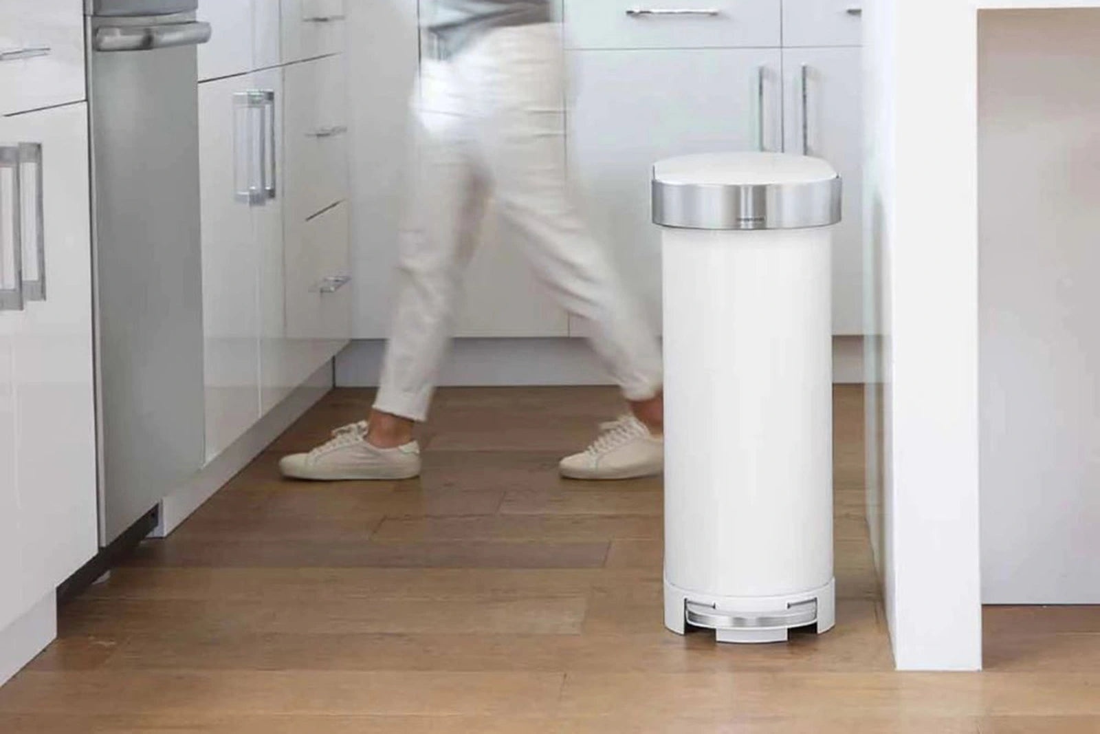 3814-simplehuman_schmaler_treteimer_aus_edelstahl_45_liter_weiß_4
