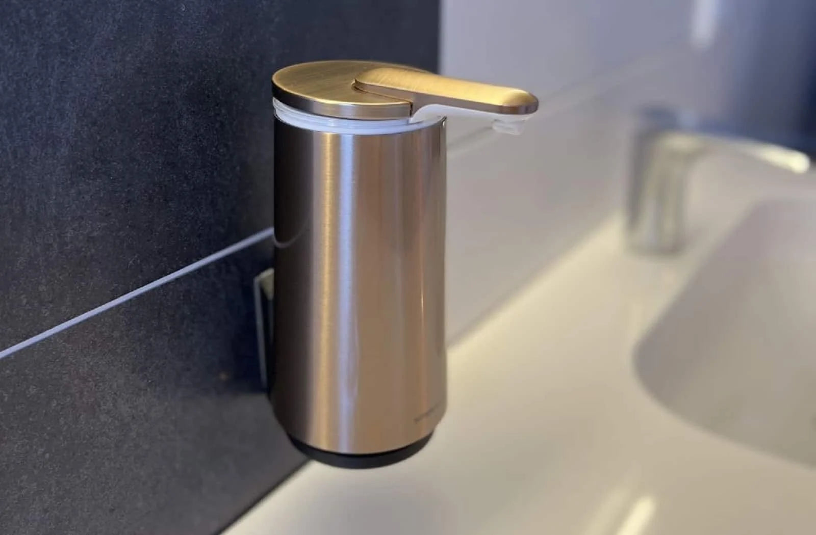 49432_Paulle_wandhalterung_simplehuman_fluessigseifenspender_mood_rosegold_seite