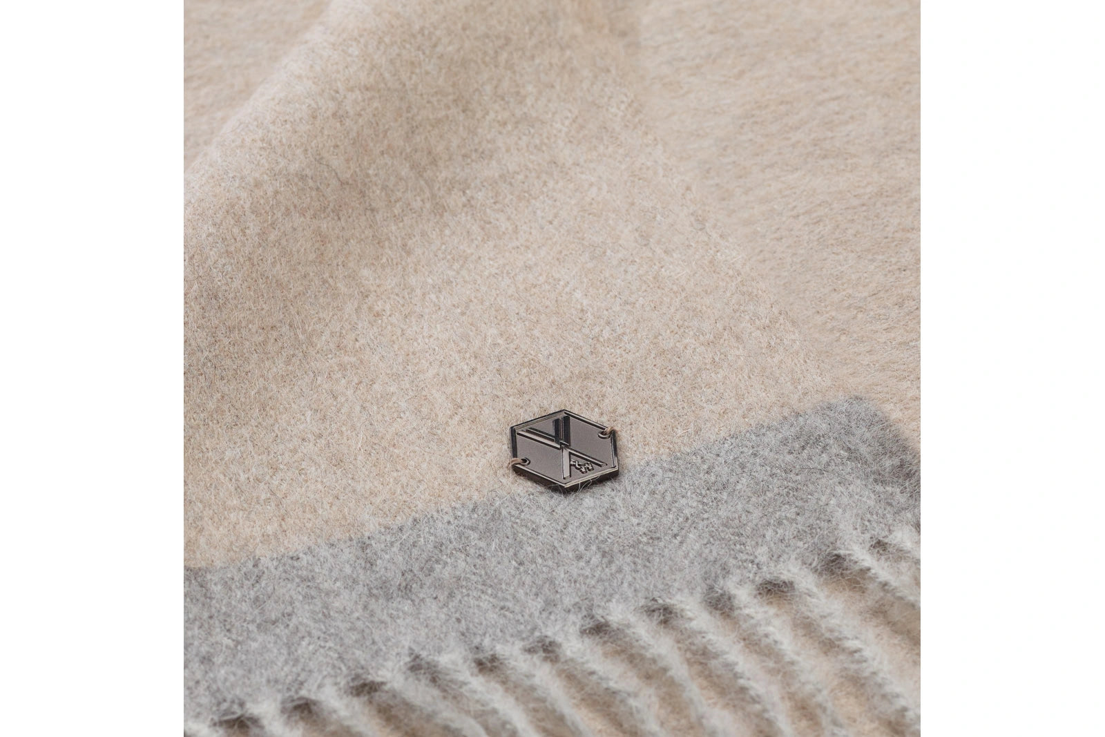 5008_Weich_Alpaca_Merima_plaid_white_beige_Nahaufnahme