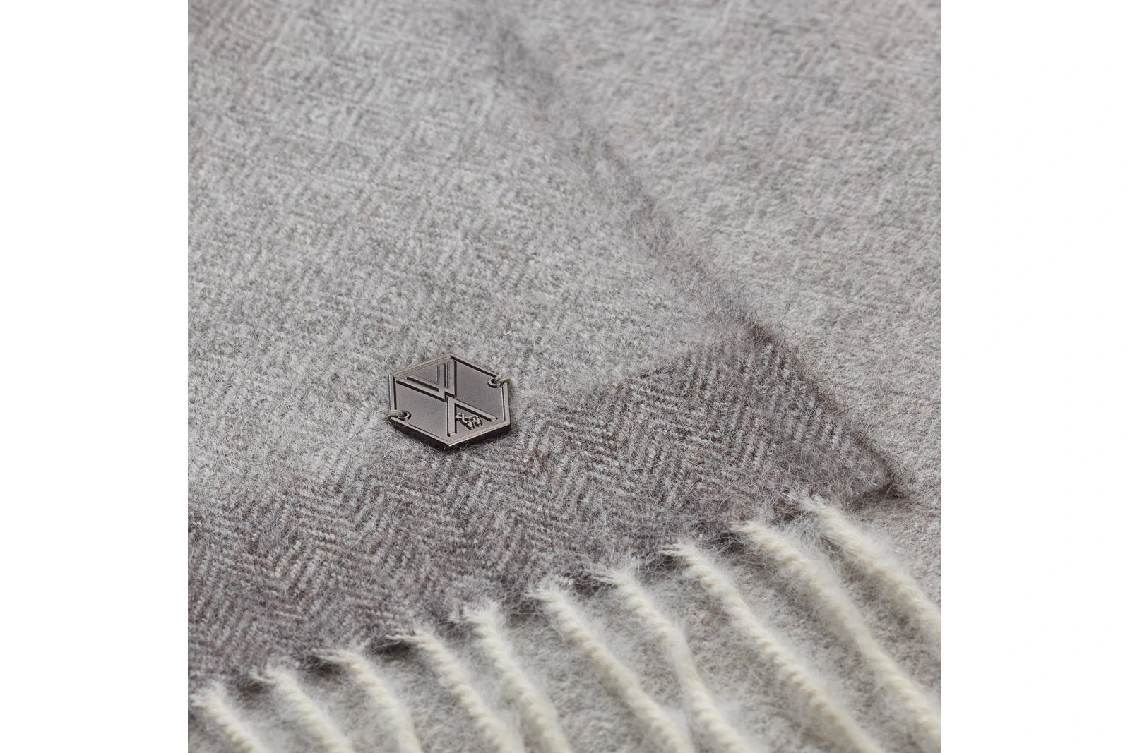 5012_Weich_alpaca_plaid_merima_grau_ocker_Nahaufnahme