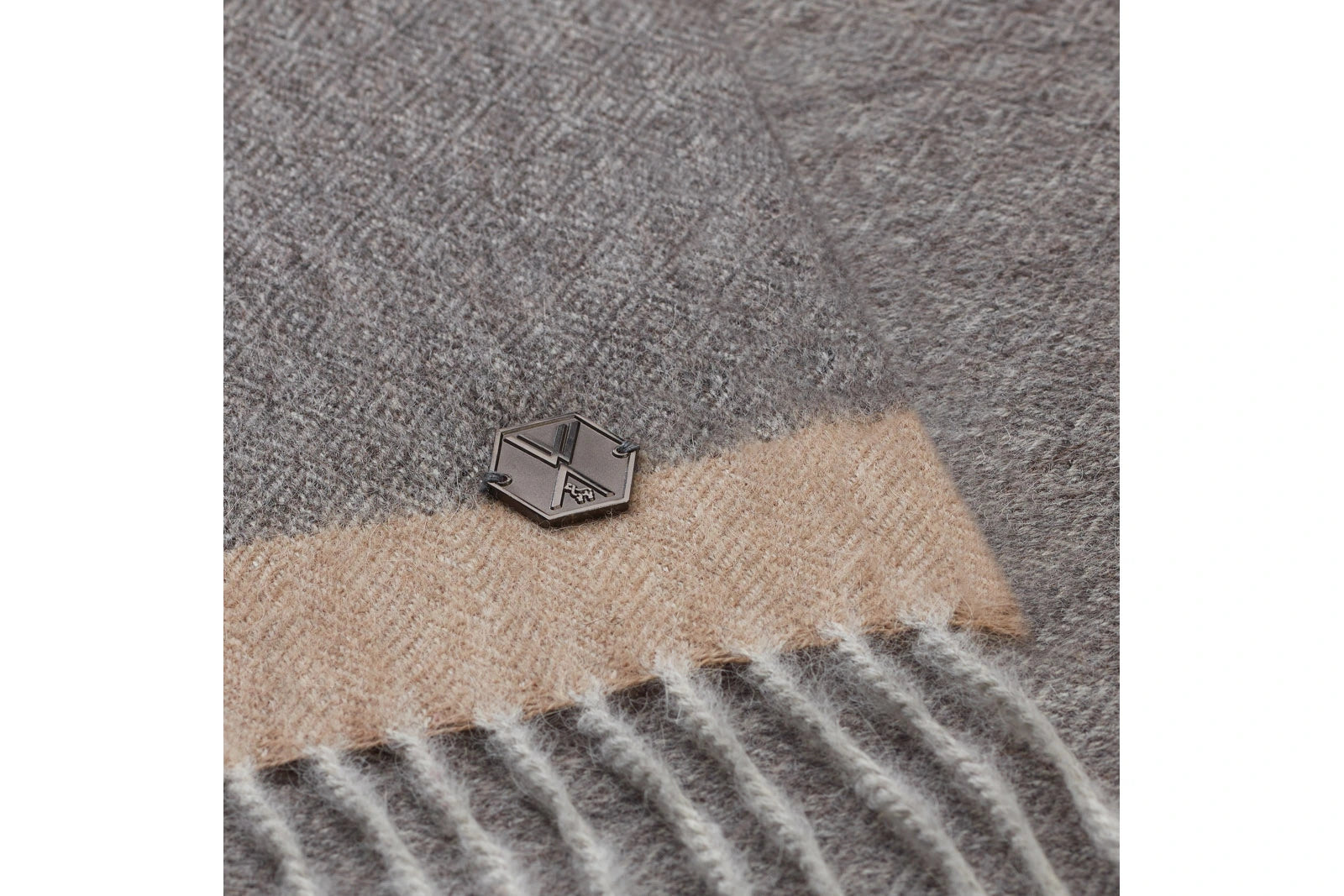 5017_Weich_alpaca_plaid_merima_grau_dunkelgrau_Detail