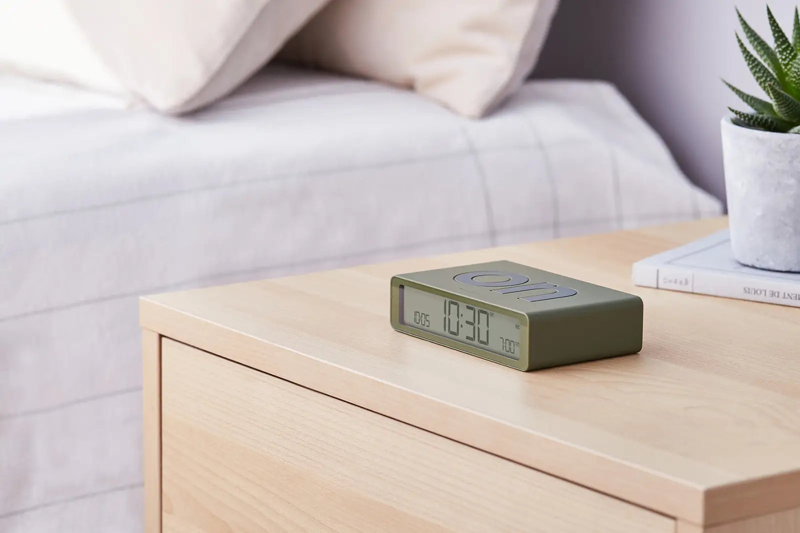 74357-lexon_wecker_classic_khaki_7