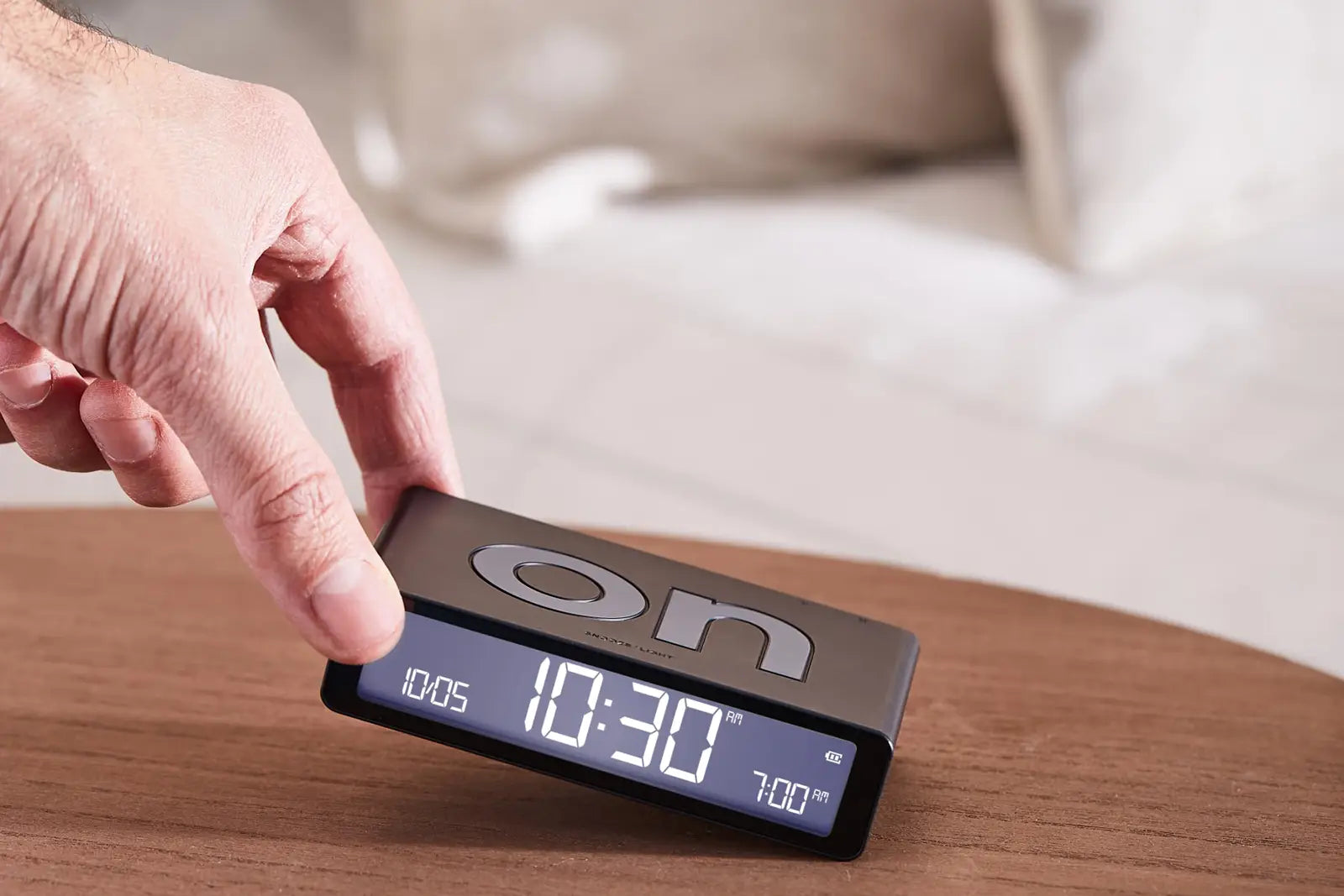 74380-lexon_wecker_classic_schwarz_9