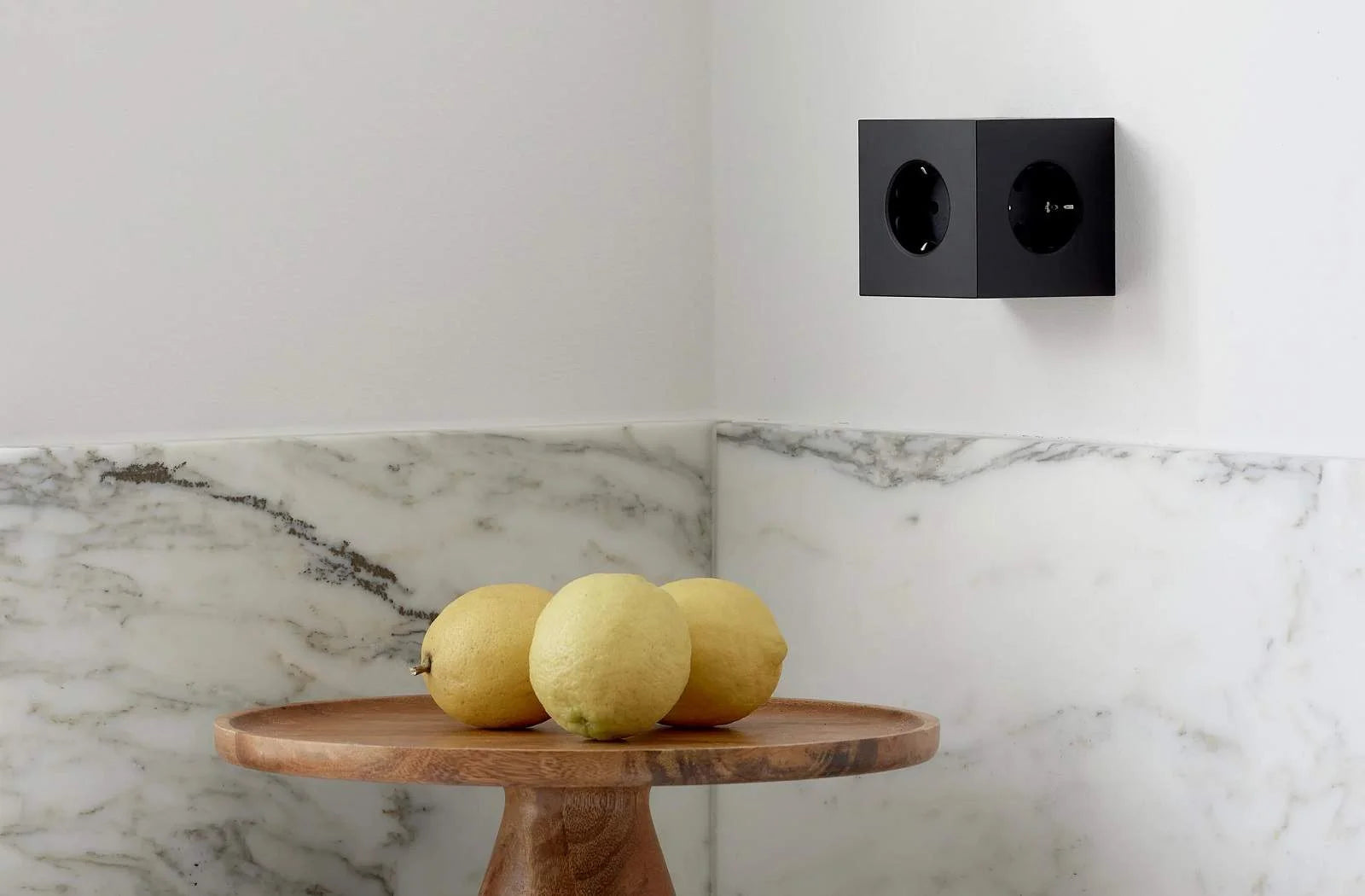 39685_Avolt_square2_wall_schwarz_kueche_mood