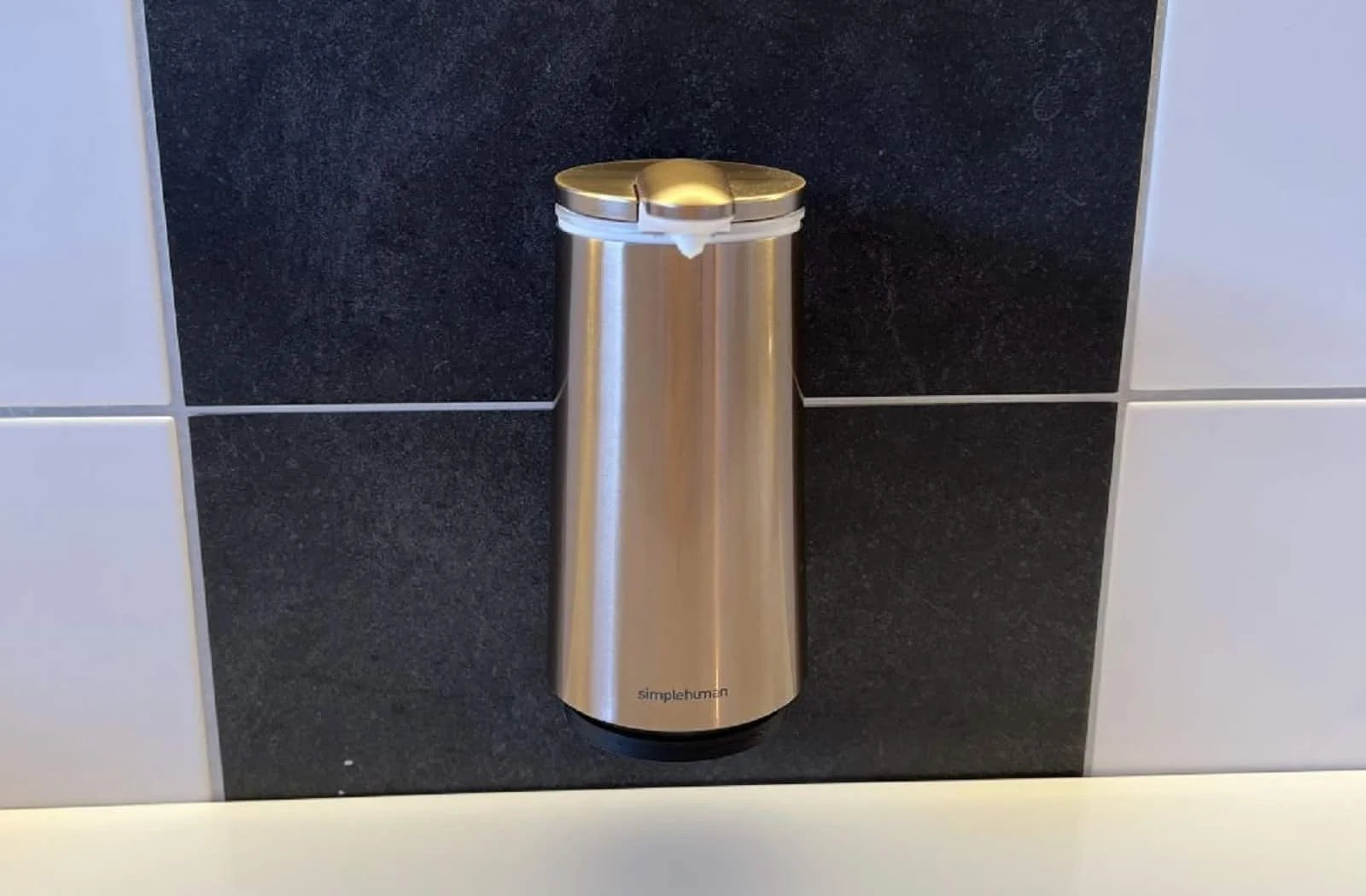 49431_Paulle_wandhalterung_simplehuman_fluessigseifenspender_mood_rosegold_front