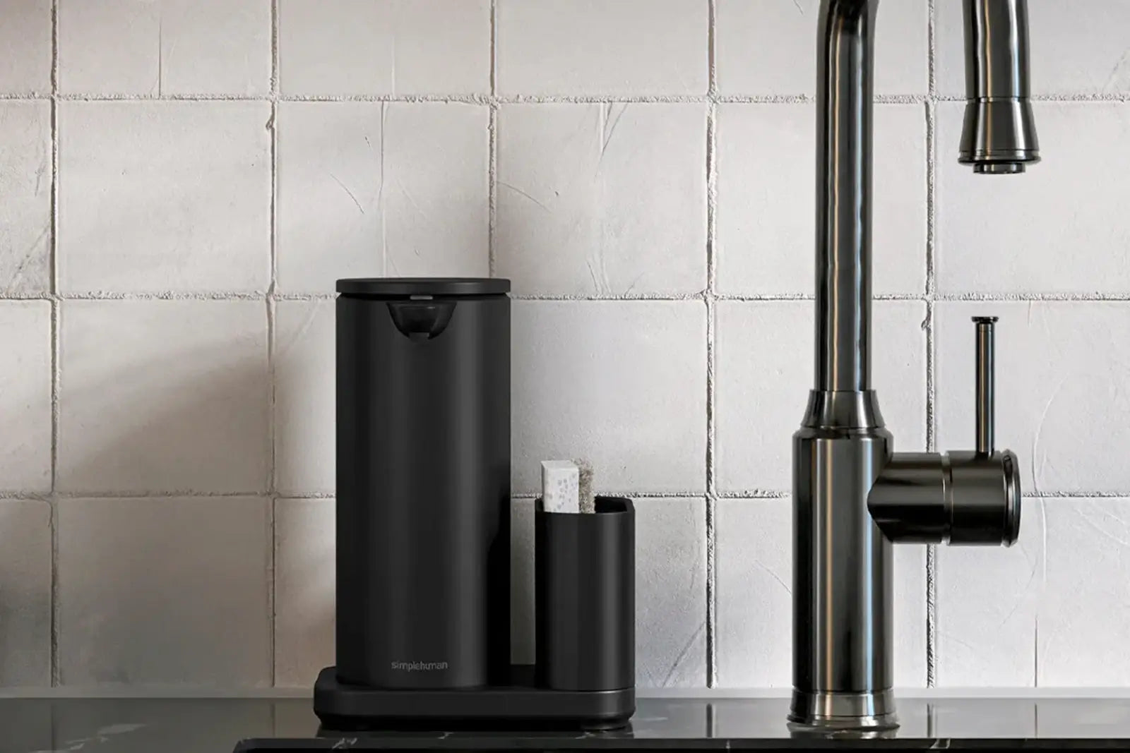 62816-simplehuman_sensorspender_414ml_caddy_schwarz_6