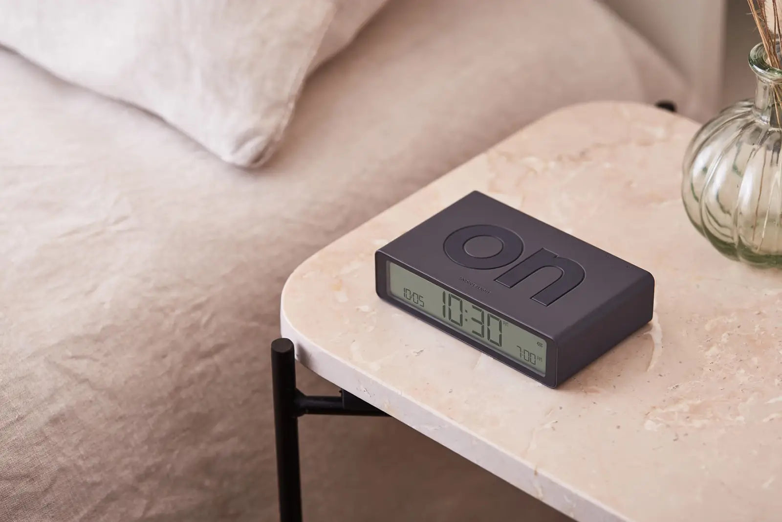 74334-lexon_wecker_classic_dunkelgrau_8