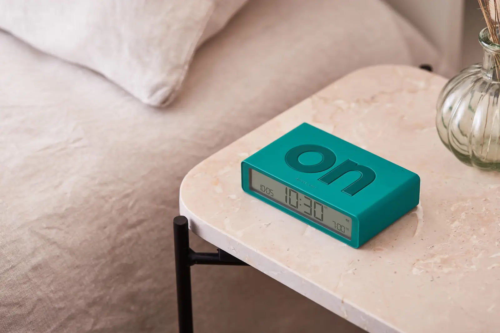 74350-lexon_wecker_classic_grün_7